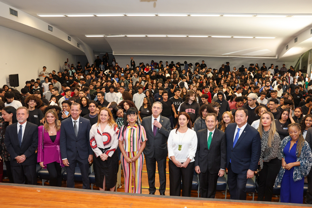 Not---09.06.2025---Palestra--Ministro-Barroso-no-Estadual-Central--4-.jpg