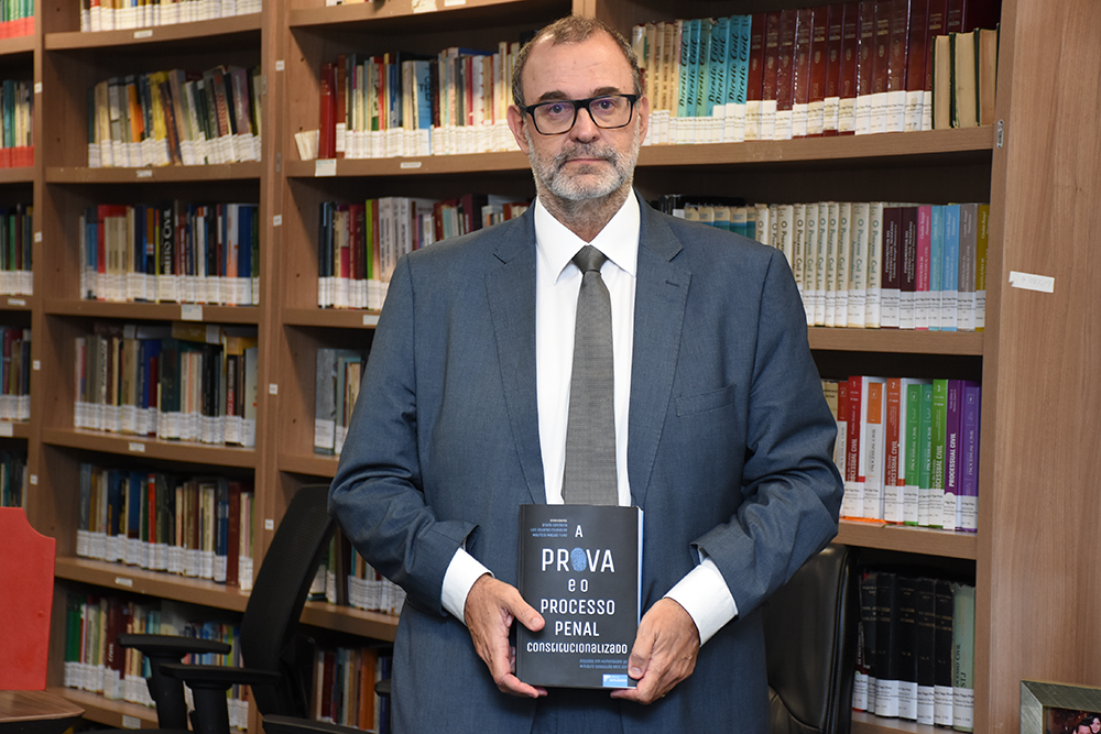 not---lancamento-livro-ministro-sebastiao---SEBASTIAO-REIS-SEGURANDO-O-LIVRO----24.03.22.jpg