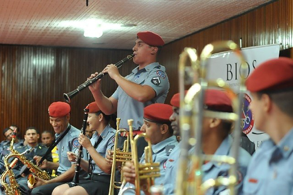 Bombeiro toca trompete com outros membros da banda