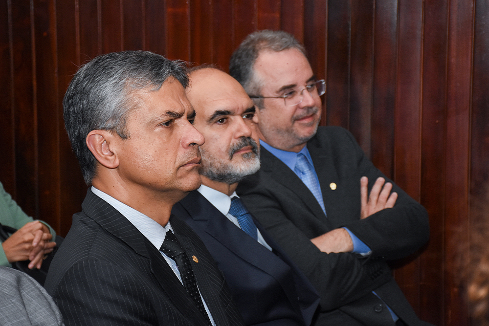 Not---Posse-no-TRE-dos-juizes-Antonio-Leite-de-Pauda-e-Marcos-Lourenco._4.jpg