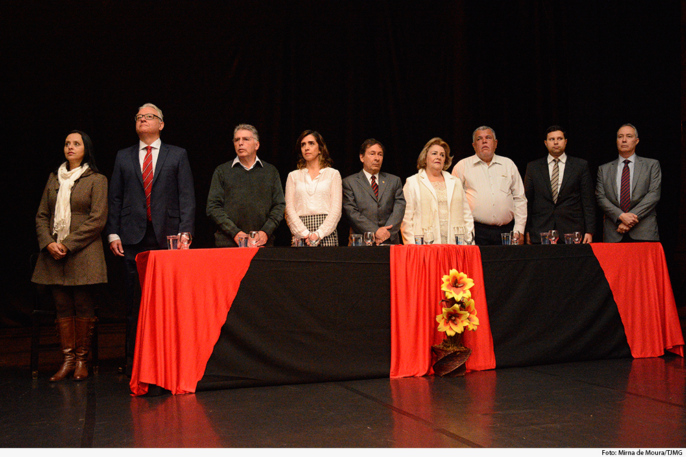 Mesa de honra com autoridades