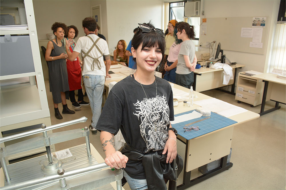 NOT-Visita-de-equipe-da-Escola-de-Belas-Artes-UFMG-ao-laboratorio-de-conservacao-de-documentos 3.JPG