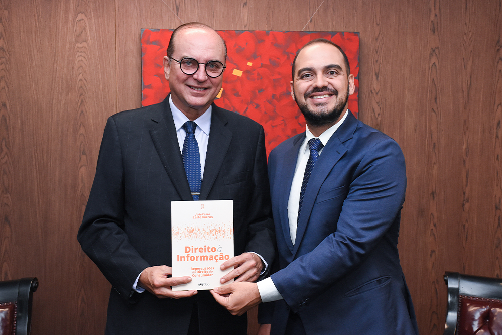 Not--Prof-Joao-Pedro-Leite-entrega-livro-ao-Presidente._1.jpg