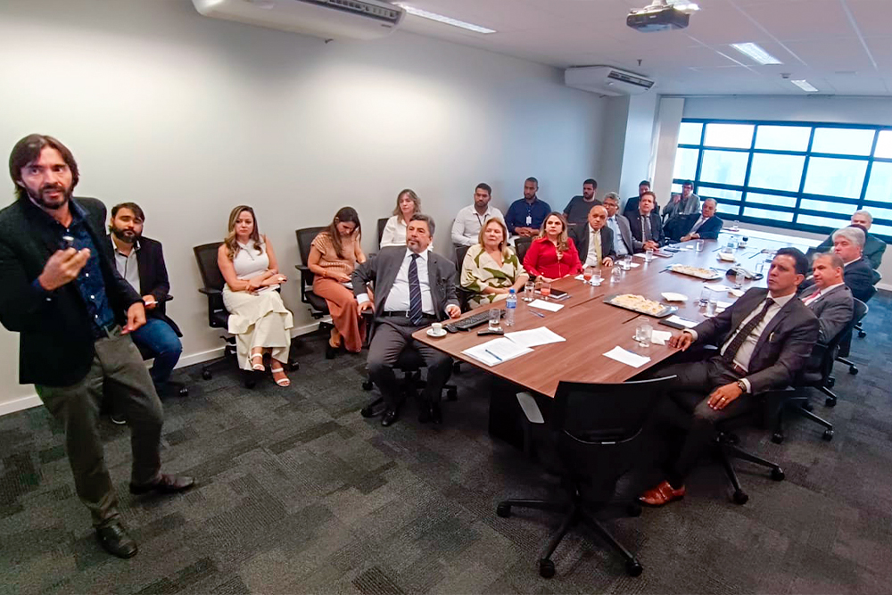 not---Reuniao-Eproc-com-juizes-na--primeira-vice---3-.jpg