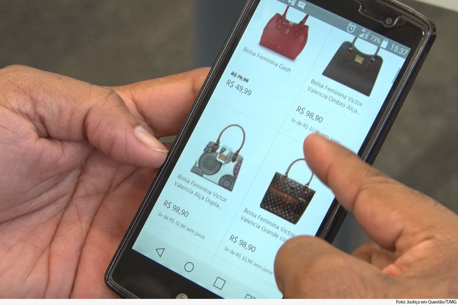 Anúncio de bolsas em uma tela de celular