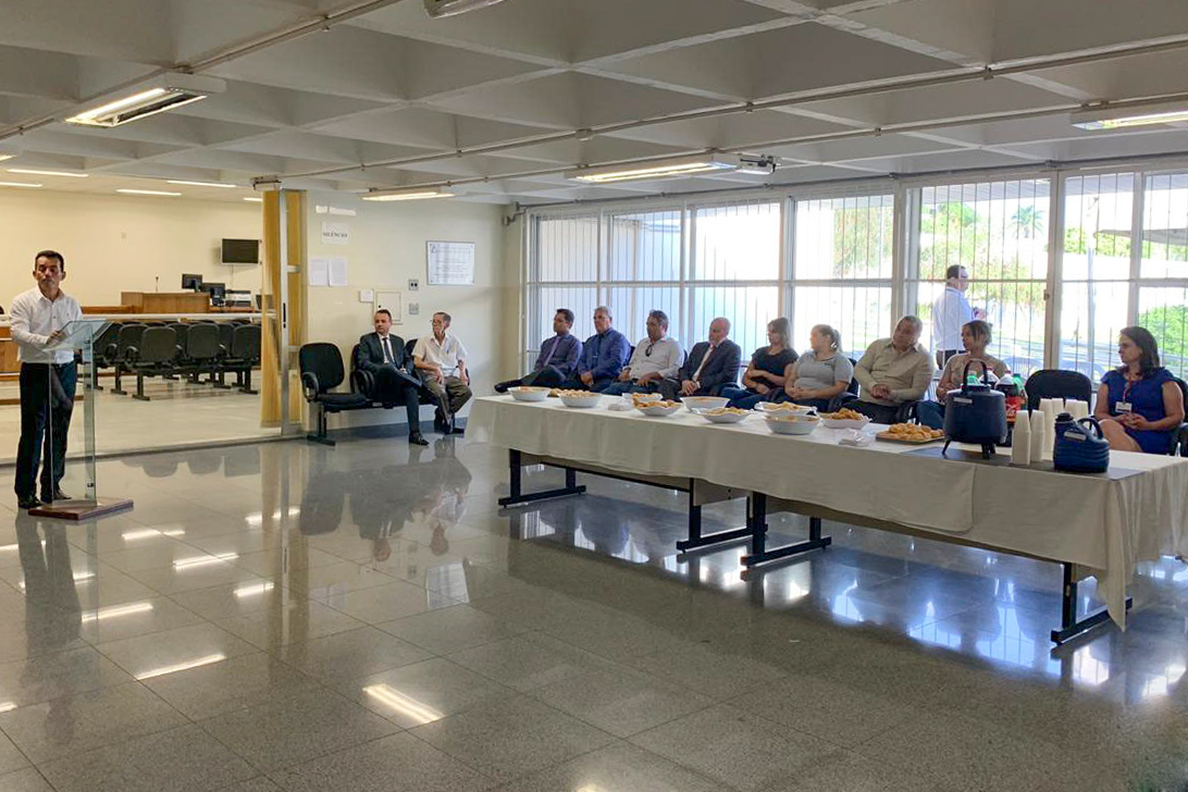 Evento em fórum com pessoas e mesa de laches