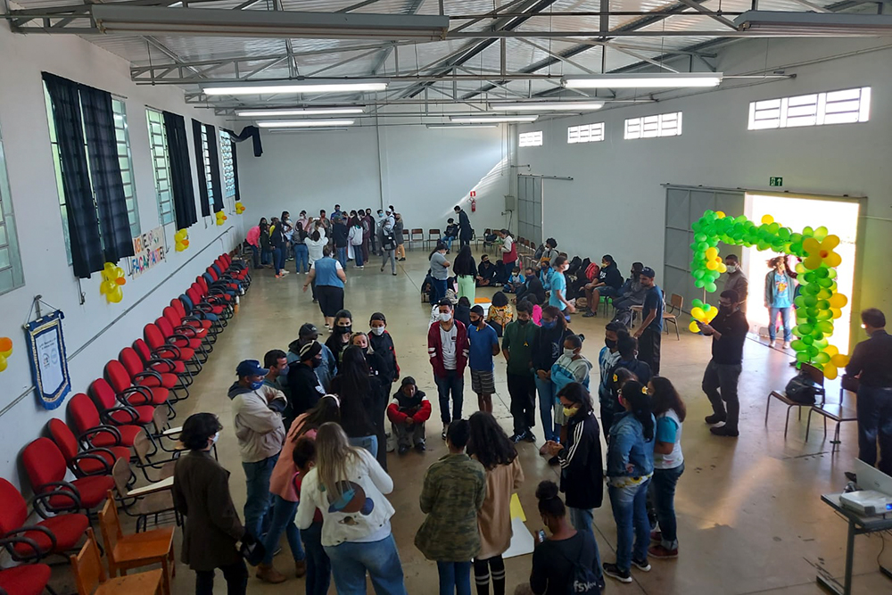 Estudantes e professores em escola interagem em roda de conversa