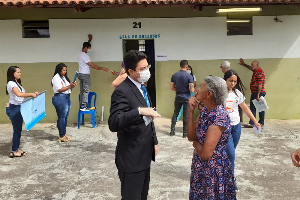 Juiz em pátio com servidores e cidadãos