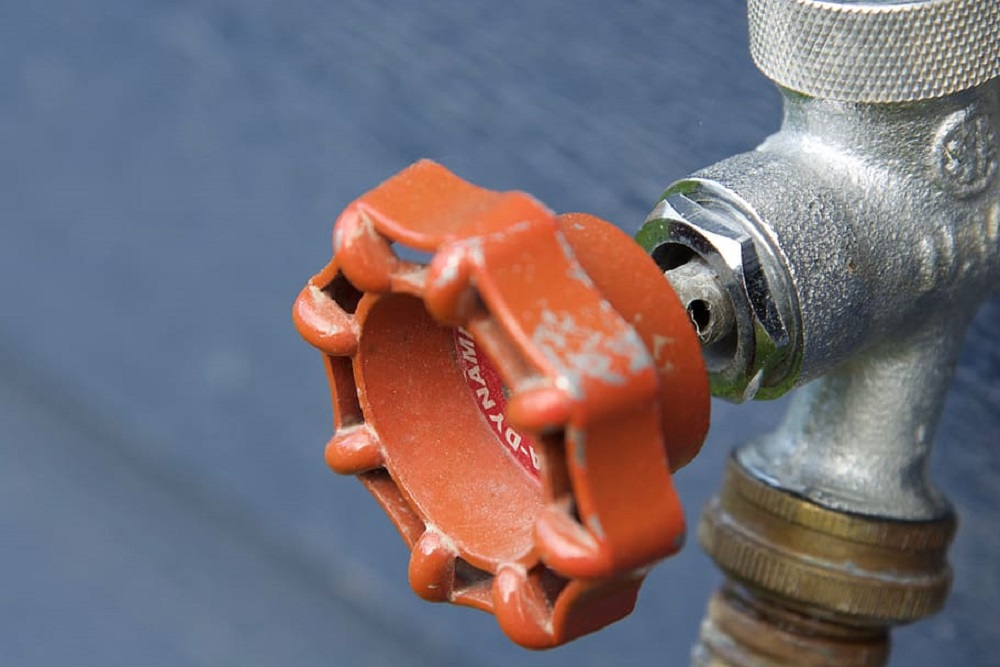 Torneira com cano - equipamento hidráulico