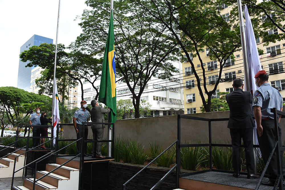 not2-dia-da-bandeira---dir-p-esq---JULIO---AFRANIO--SANDRA---19.11.jpg
