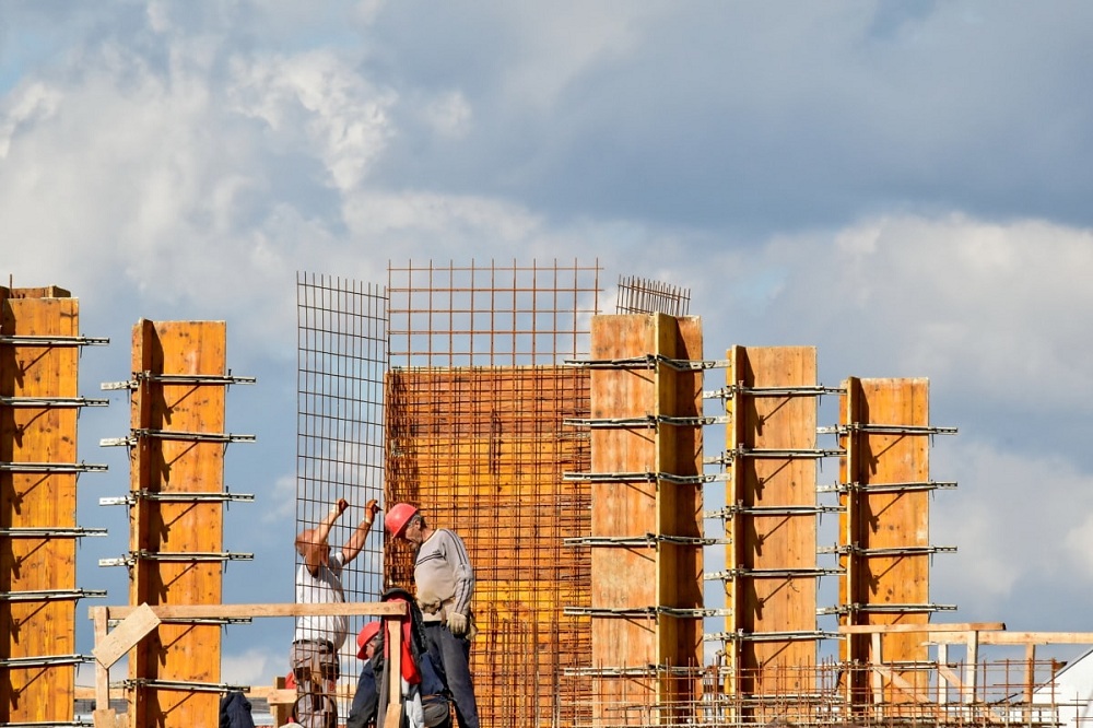 Operários da construção civil em canteiro de obras