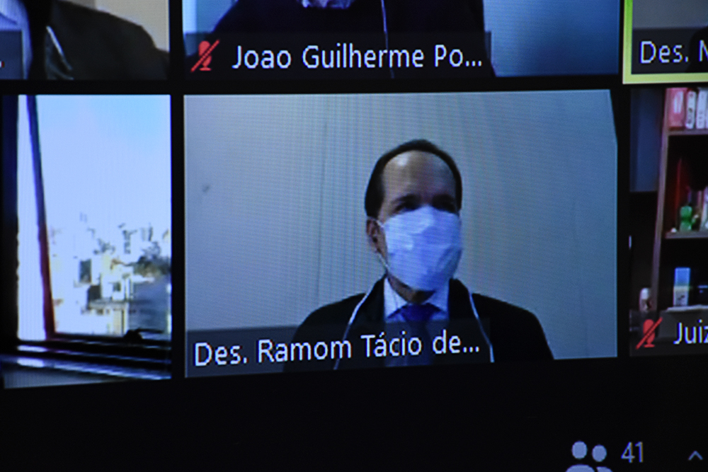 Tela de videoconferência mostra participantes