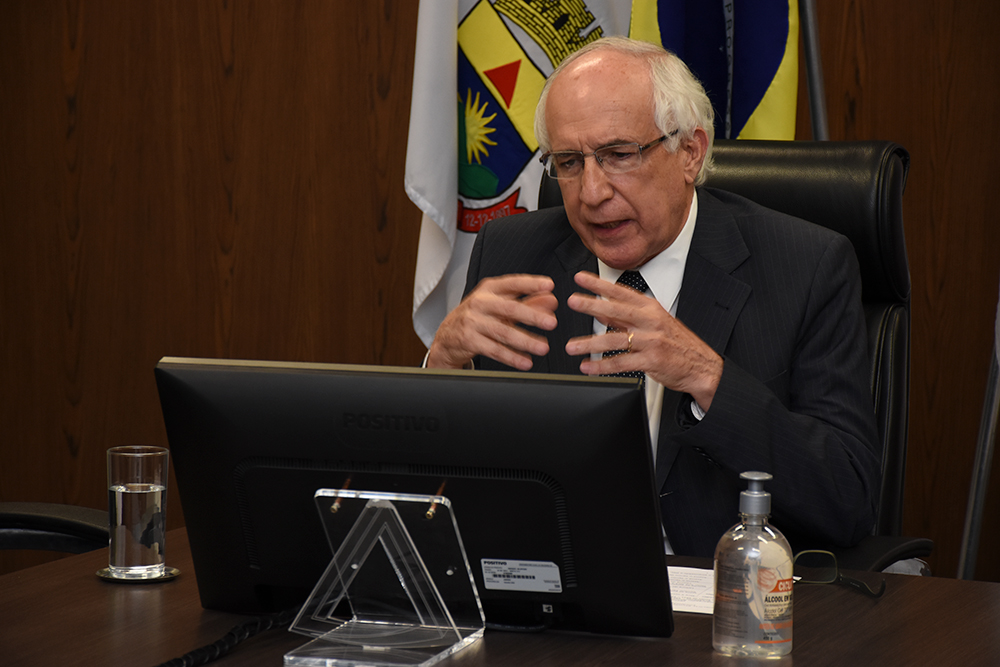 Magistrado acompanha videoconferência em Gabinete da Presidência