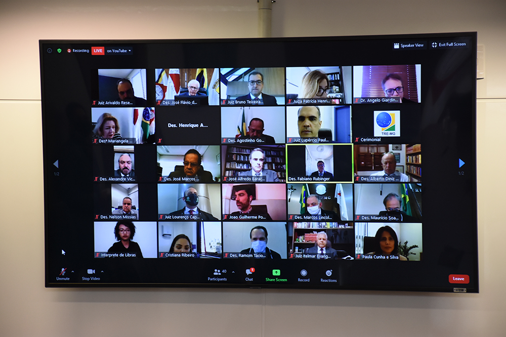 Tela mostra participantes de videoconferência