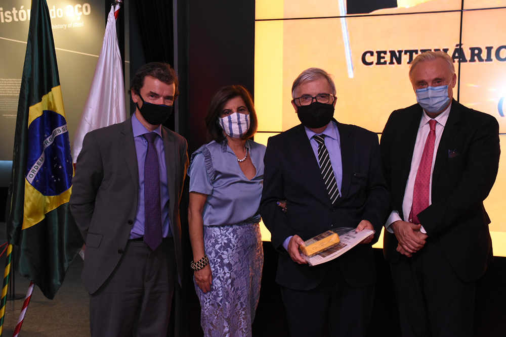 not---homenagem-belgas-gerdau-CALDEIRA-BRANT-RECEBENDO-PRESENTE----29.10.21.jpg