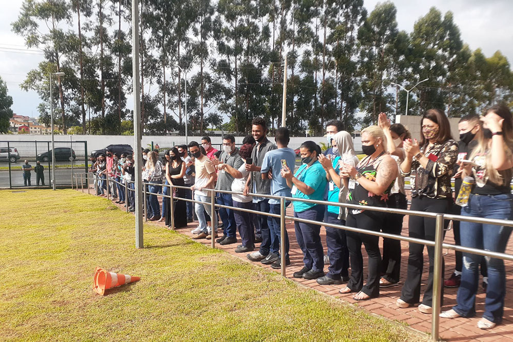 Juízes, servidores e colaboradores em frente ao Fórum