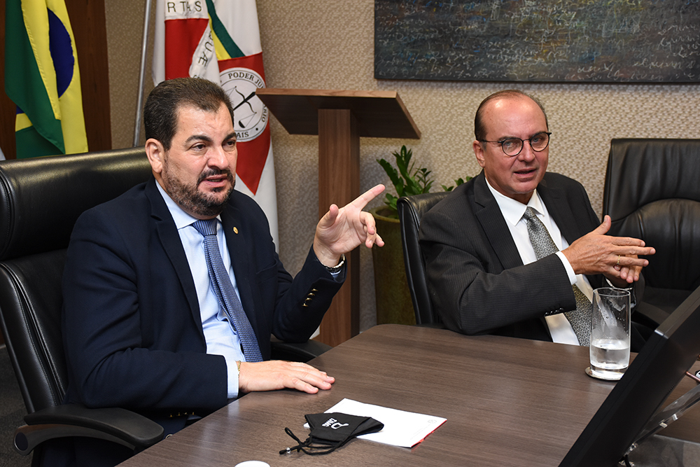 Presidente assentado em sala de reuniões