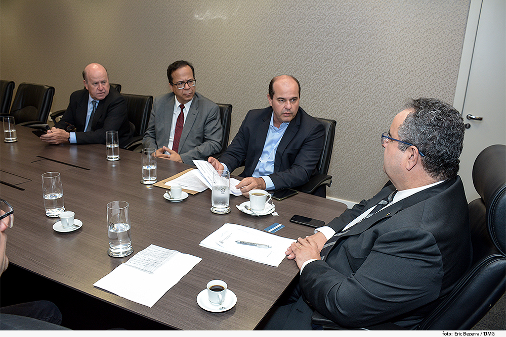 noticia-reuniao-pref-gov.-valadares.jpg
