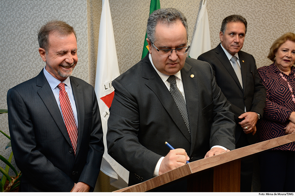 noticia2-posse-desembargadores-13.06.19.jpg