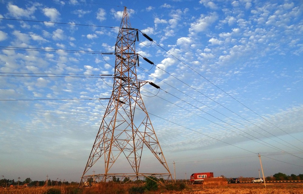 Torre de energia elétrica com céu azul de fundo