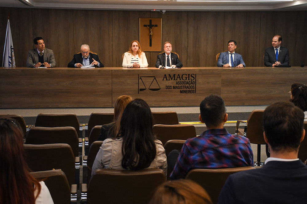 Not-A-Justica-no-Espelho-das-Artes-mesaAbertura.jpg