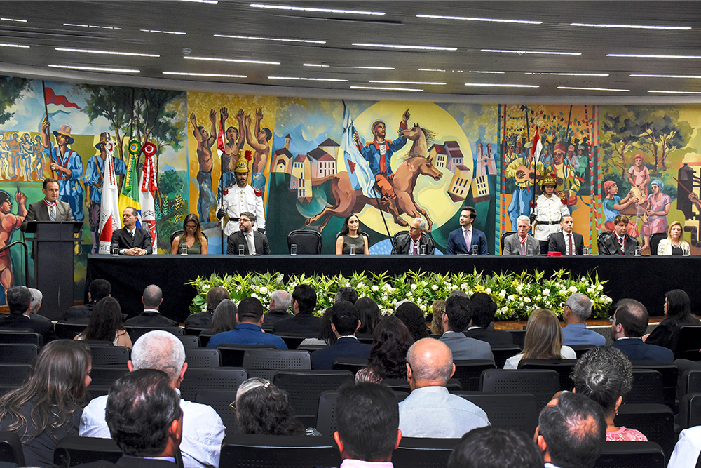 Not---Presidente-recebe-Colar-do-Merito-da-Corte-de-Contas-Min-Jose-Maria-Alkmim-TCEMG._1.jpg