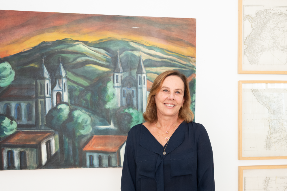 Júnia Furtado quadro mapas e igreja ao fundo