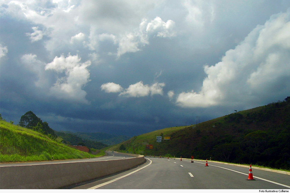 Vista de rodovia BR-040 com a serra ao fundo