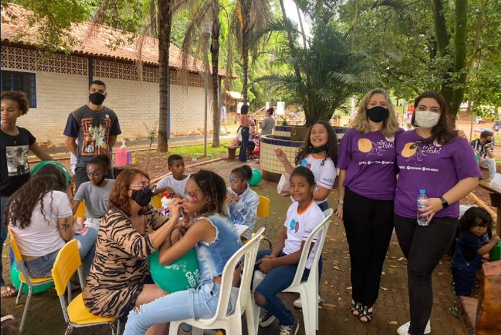 População em área de lazer, ao ar livre, juíza e servidora