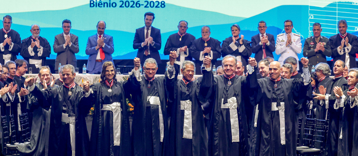 Presidente do TJMG no biênio 2026-2028 Desembargador Vicente de Oliveira Silva foi empossado junto aos demais membros da Direção