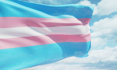 Banco deve indenizar homem trans por demora na retificação de nome