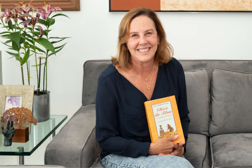 Júnia Furtado com o livro O Contratador de Diamantes
