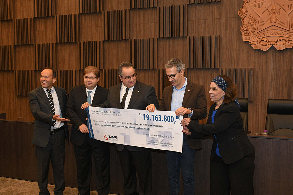 Entrega cheque Apac durante mutiro carcerrio.jpg