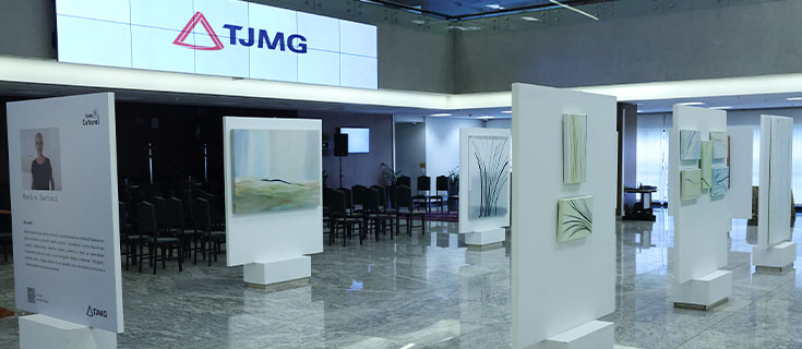 Exposição "BIO-grafia" traz 14 telas acrílicas, cerâmica vitrificada e 27 pinturas em nanquim