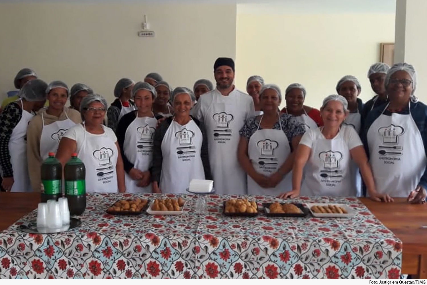 Mulheres participantes do projeto Empodere, de Guanhães, posam para foto.