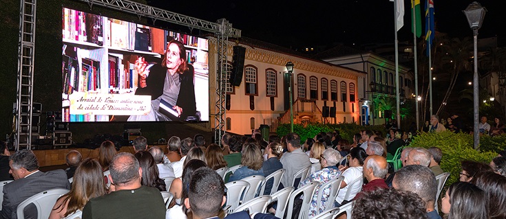 Produção original da TV TJ Minas foi exibida na praça em frente à Igreja do Carmo
